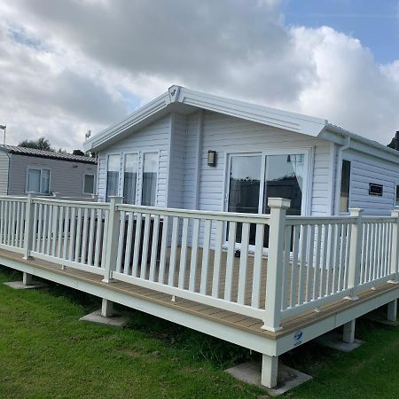 8 Birth Lodge On Cayton Bay Holiday Park Скарбъро Екстериор снимка