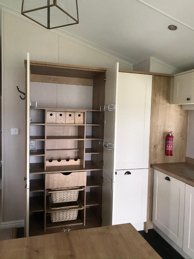 8 Birth Lodge On Cayton Bay Holiday Park Скарбъро Екстериор снимка