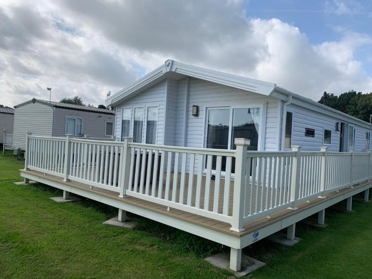 8 Birth Lodge On Cayton Bay Holiday Park Скарбъро Екстериор снимка