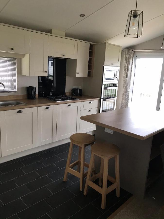 8 Birth Lodge On Cayton Bay Holiday Park Скарбъро Екстериор снимка