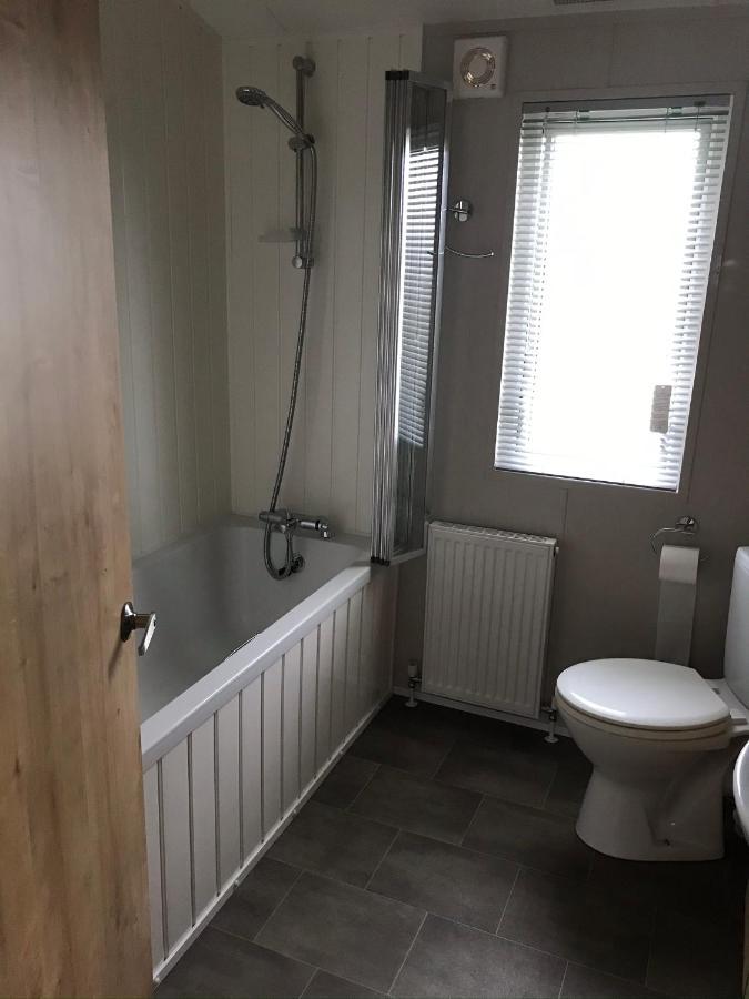 8 Birth Lodge On Cayton Bay Holiday Park Скарбъро Екстериор снимка
