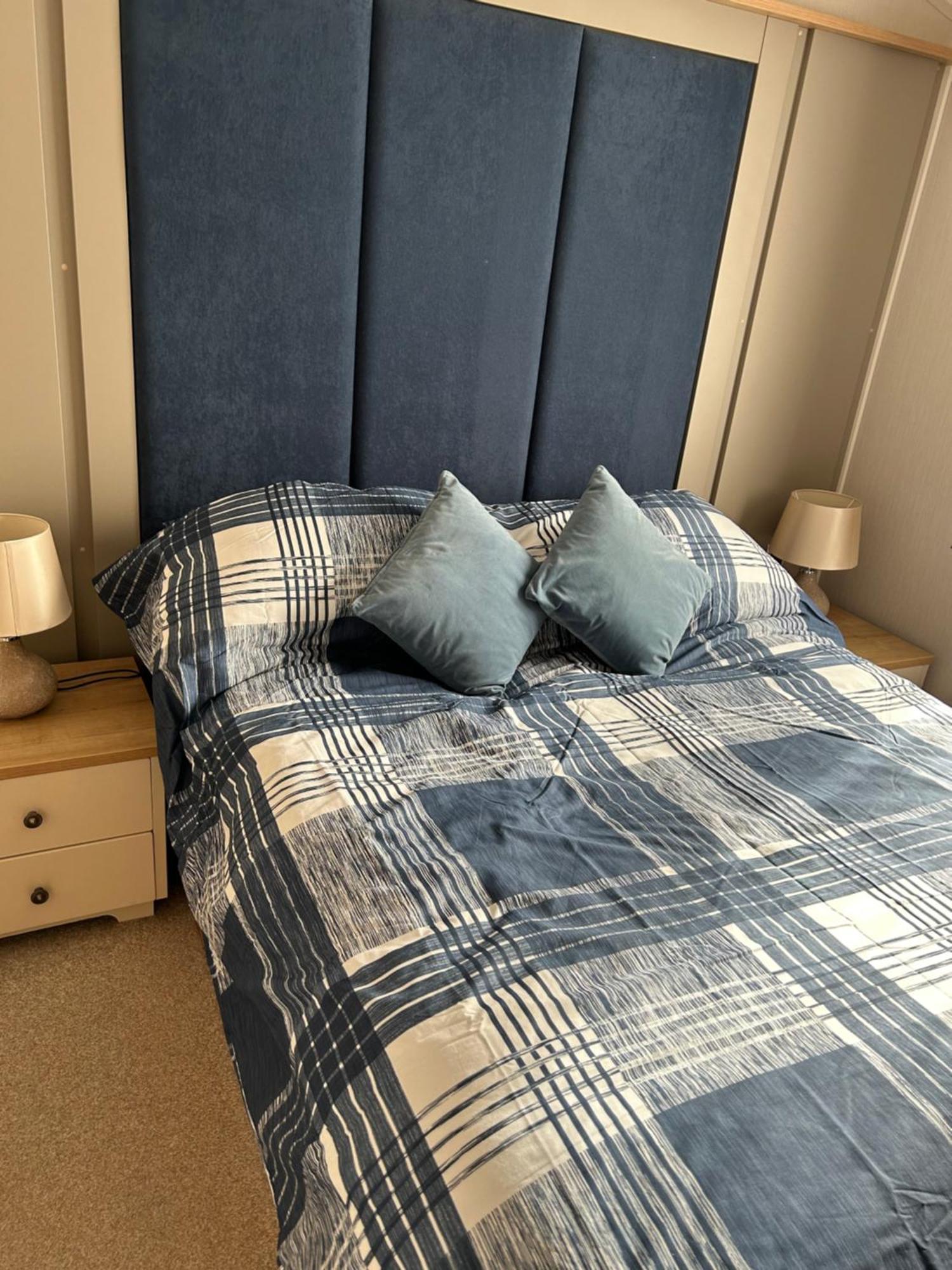 8 Birth Lodge On Cayton Bay Holiday Park Скарбъро Екстериор снимка