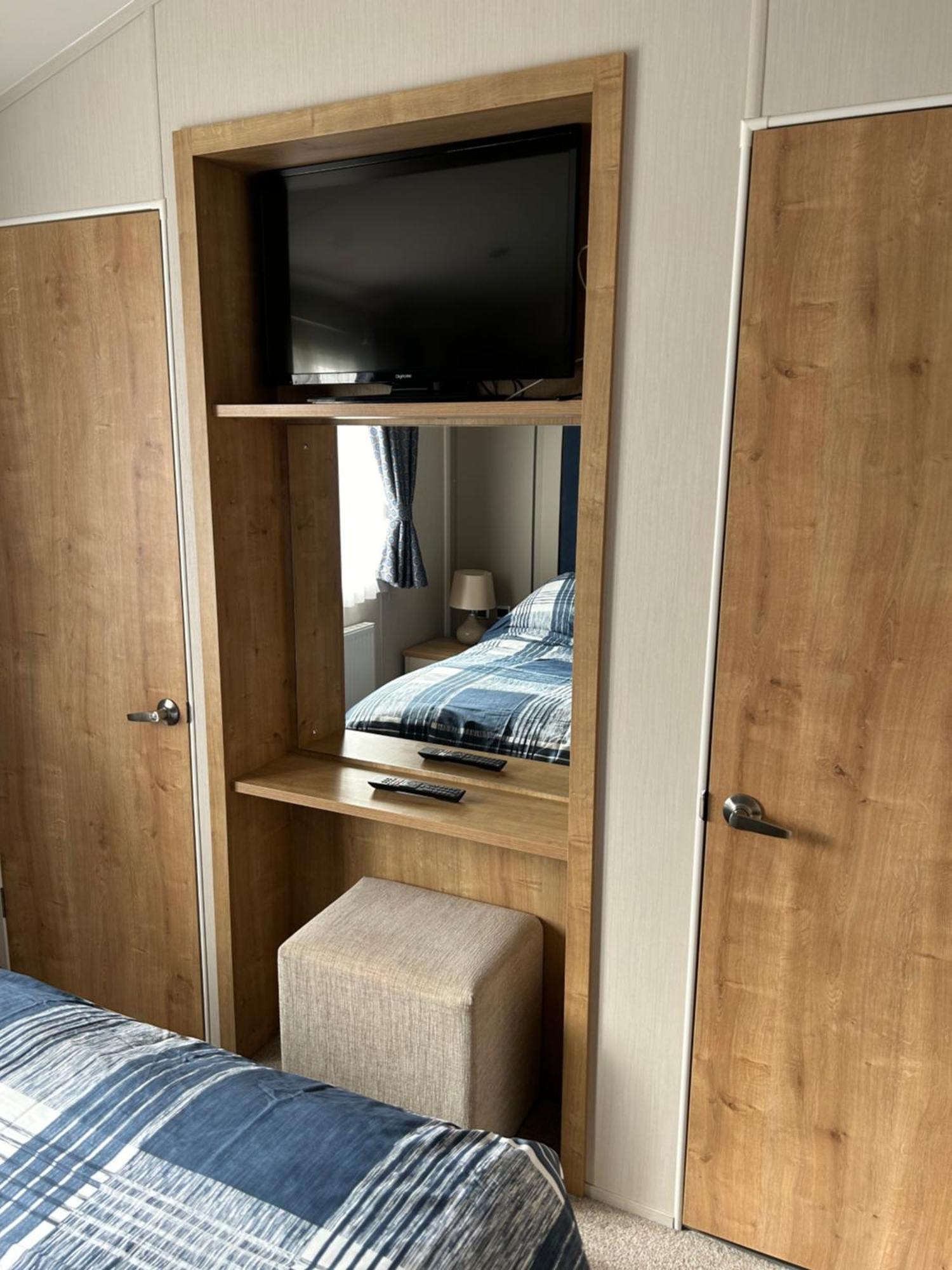8 Birth Lodge On Cayton Bay Holiday Park Скарбъро Екстериор снимка